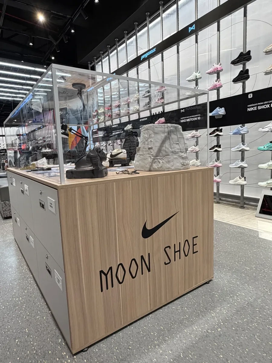 Nike Moon Shoe — vitrine